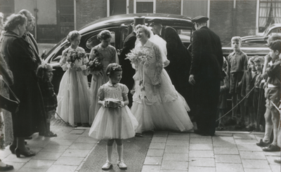 875876 Afbeelding van het bruidspaar P.A. (Piet) Bronius en M.H. (Rie) Noorland, met drie bruidsmeisjes, dat uitstapt ...